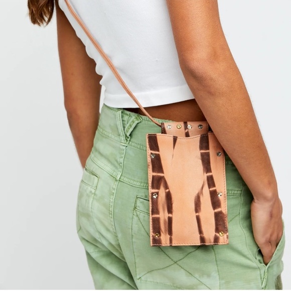 We The Free Handbags - Free People *Downtown* tan brown tie dye leather lanyard crossbody bag purse sac